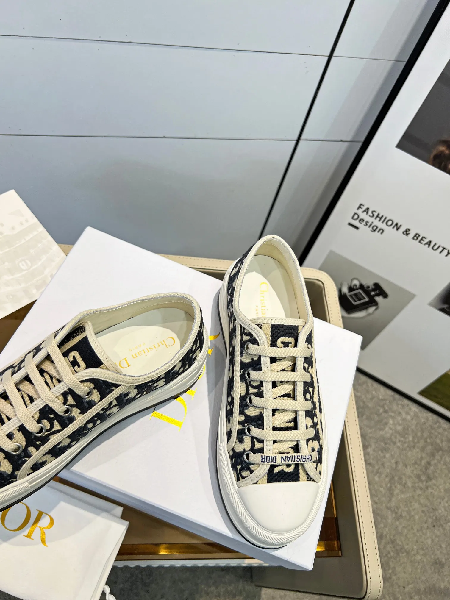 👟👟Ex-factory price 520👟👟 Dior Dior's latest spring and summer catwalk style casual thick-soled cloth shoes. It is hard to find one shoe in the counter. Jin Zhixiu has the same style with many Internet celebrities. The fried chicken on the feet is versatile, authentic Taikoo Hui purchase and development. High-end customized upper material, 3D electric embroidered three-dimensional cloth surface, the outsole is perfectly reproduced, the foot feels very comfortable, the original full set of packaging code number 35-40 (41 customized)